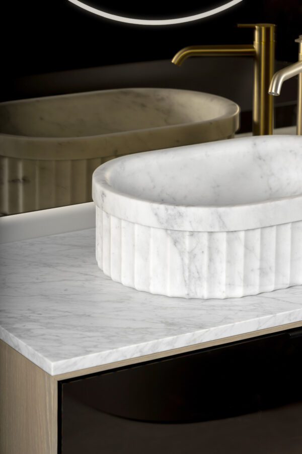 Ensemble de salle de bains - Collection Heritage - Vasque ovale à poser en marbre de carrare sur meuble suspendu avec top et vasque en marbre - chez Inbani