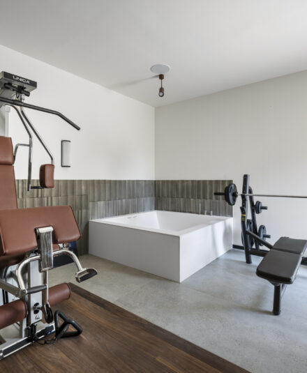 Création d'une salle de sport - Baignoire Rexa en corian - Réalisation Hydropolis