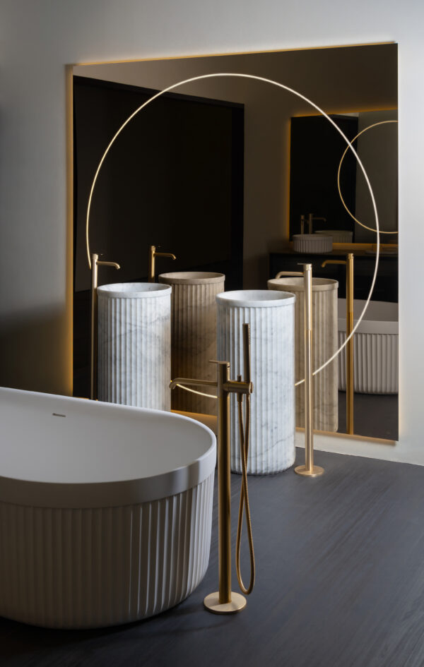 Ensemble de lavabos freestanding en marbre de carrare et baignoire en solid surface - Collection Heritage - Inbani