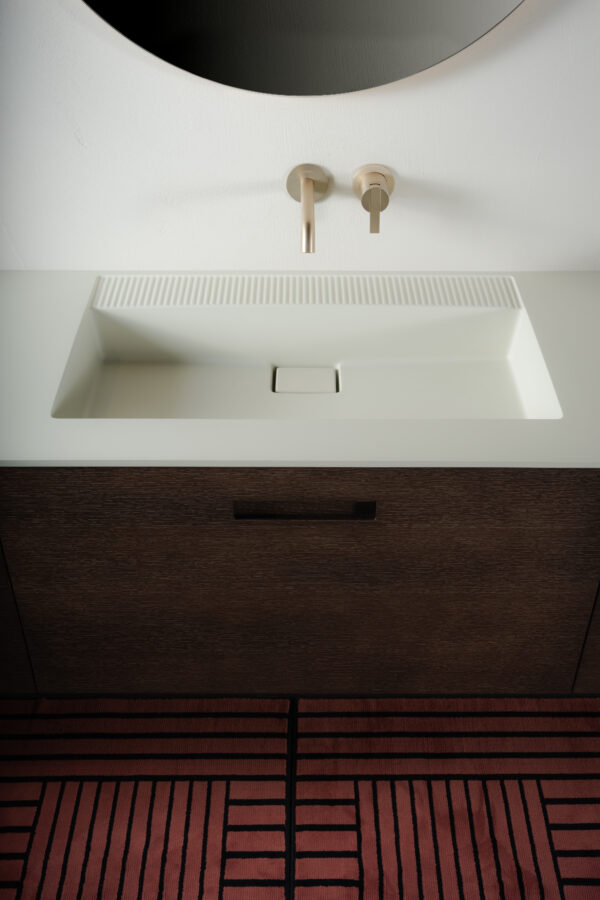 Vasque intégrée rectangulaire en solid surface_Meuble suspendu en bois brut_Collection Ease_Inbani - Chez Hydropolis