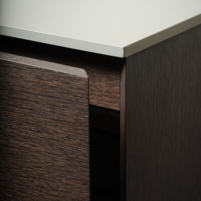 Détail vasque intégrée rectangulaire en solid surface_Meuble suspendu en bois brut_Collection Ease_Inbani - Chez Hydropolis