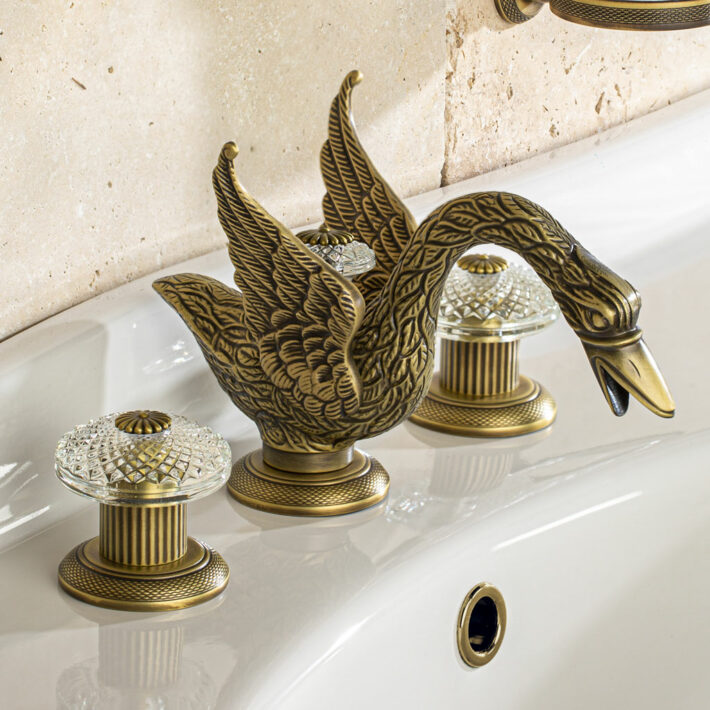 Cristal&Bronze_Collection CYGNE AILÉ_Mélangeur de lavabo 3 trous_Vieux laiton mat