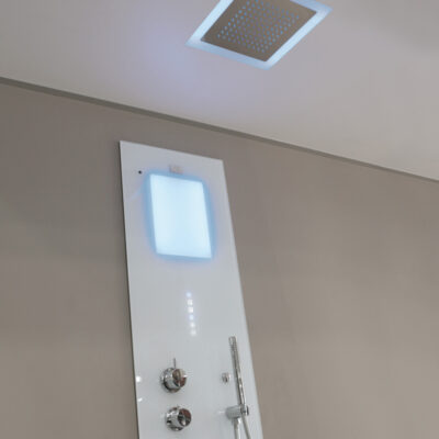 Cabine-de-douche-Gemini-plafond-ciel-de-pluie-encastré-et-chromothérapie