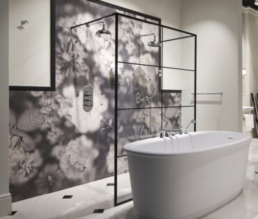 Paroi de douche walk-in, finition noir mat - Collection LOFT de chez Devon&Devon - Disponible chez Hydropolis