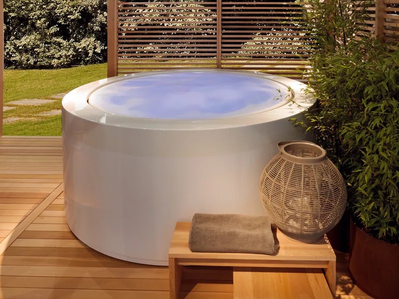 MINIPOOL, la première mini-piscine à débordement en version free standing. Disponible chez Hydropolis