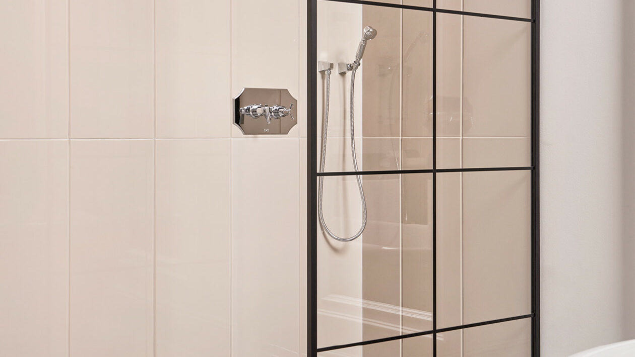 Paroi de douche walk-in pour salle de bain luxe, finition or clair de chez Devon&Devon - Disponible chez Hydropolis