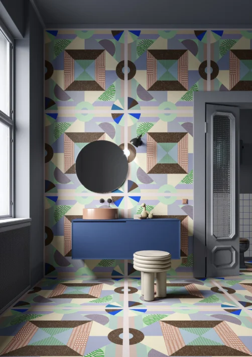 Imprimés et couleurs vives dans la salle de bains avec la Collection de revêtement ONE en grès cérame de chez 41 zéro 42.