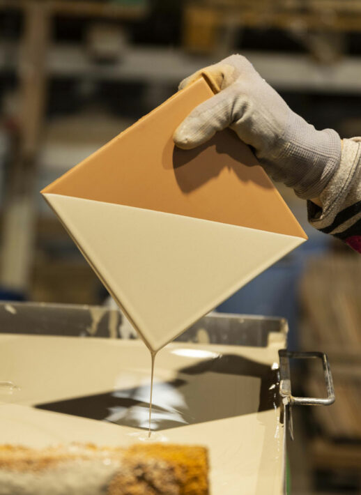 Ceràmica Ferrés fabrique  à la main et depuis 65 ans, des carreaux pour sols et murs  dans une large gamme de matériaux, formats et finitions émaillées.