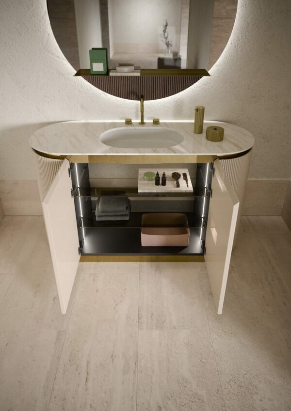 Oasis_ Détails Meuble sous-lavabo Nàos en finition laquée brillante « Tortora Elegance ». Plan de travail en marbre Calacatta Oro