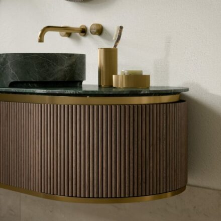 Oasis_Meuble sous-lavabo Nàos en finition Noyer strié. Plan de travail en marbre Verde Alpi avec vasque Nereo