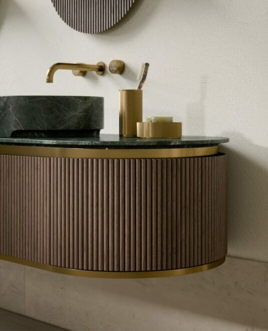 Oasis_Meuble sous-lavabo Nàos en finition Noyer strié. Plan de travail en marbre Verde Alpi avec vasque Nereo