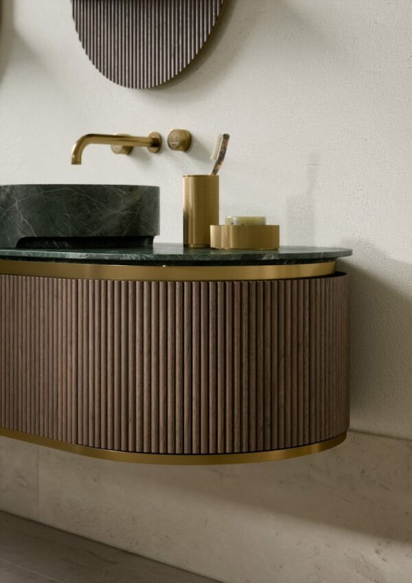 Oasis_Meuble sous-lavabo Nàos en finition Noyer strié. Plan de travail en marbre Verde Alpi avec vasque Nereo