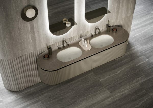 Oasis_Plan en marbre Pietra Medea avec lavabo intégré Hydor 1 en céramique blanche