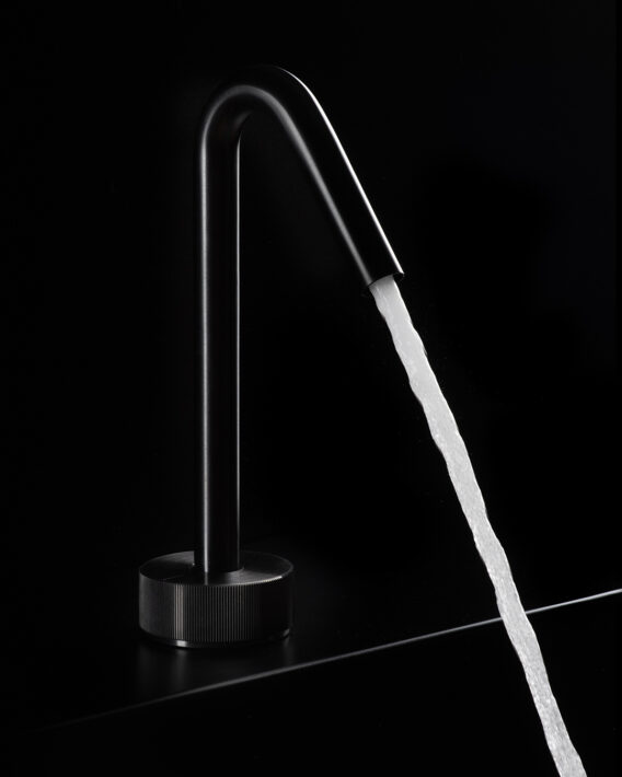 Amphora - Collection Reel en Inox 316 à débit doux et linéaire - Chez Hydropolis