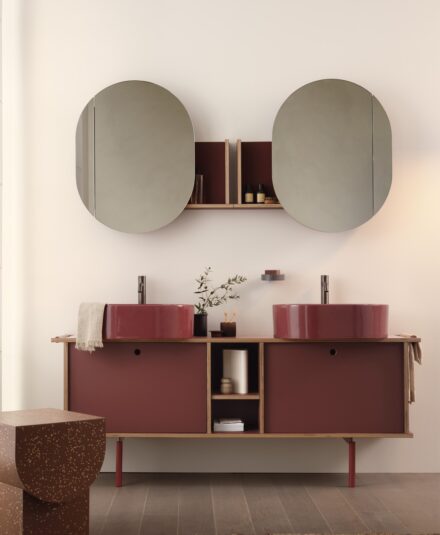 Chez Hydropolis - Le meuble de lavabo Theo 175 de chez Ceramica Cielo arbore des lignes graphiques et colorées.