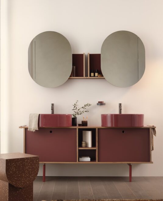 Chez Hydropolis - Le meuble de lavabo Theo 175 de chez Ceramica Cielo arbore des lignes graphiques et colorées.