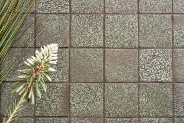 Revêtement sol et mur en pierre réfractaire - Collection Pantelleria - Couleur Cappero - Disponible chez Hydropolis