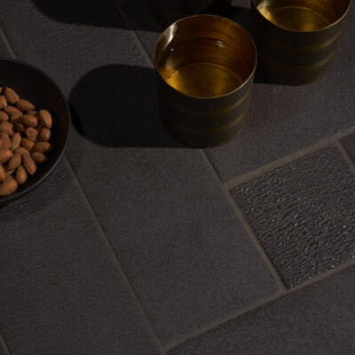 Revêtement sol et mur en pierre réfractaire - Collection Pantelleria - Couleur Ossidiana - Disponible chez Hydropolis