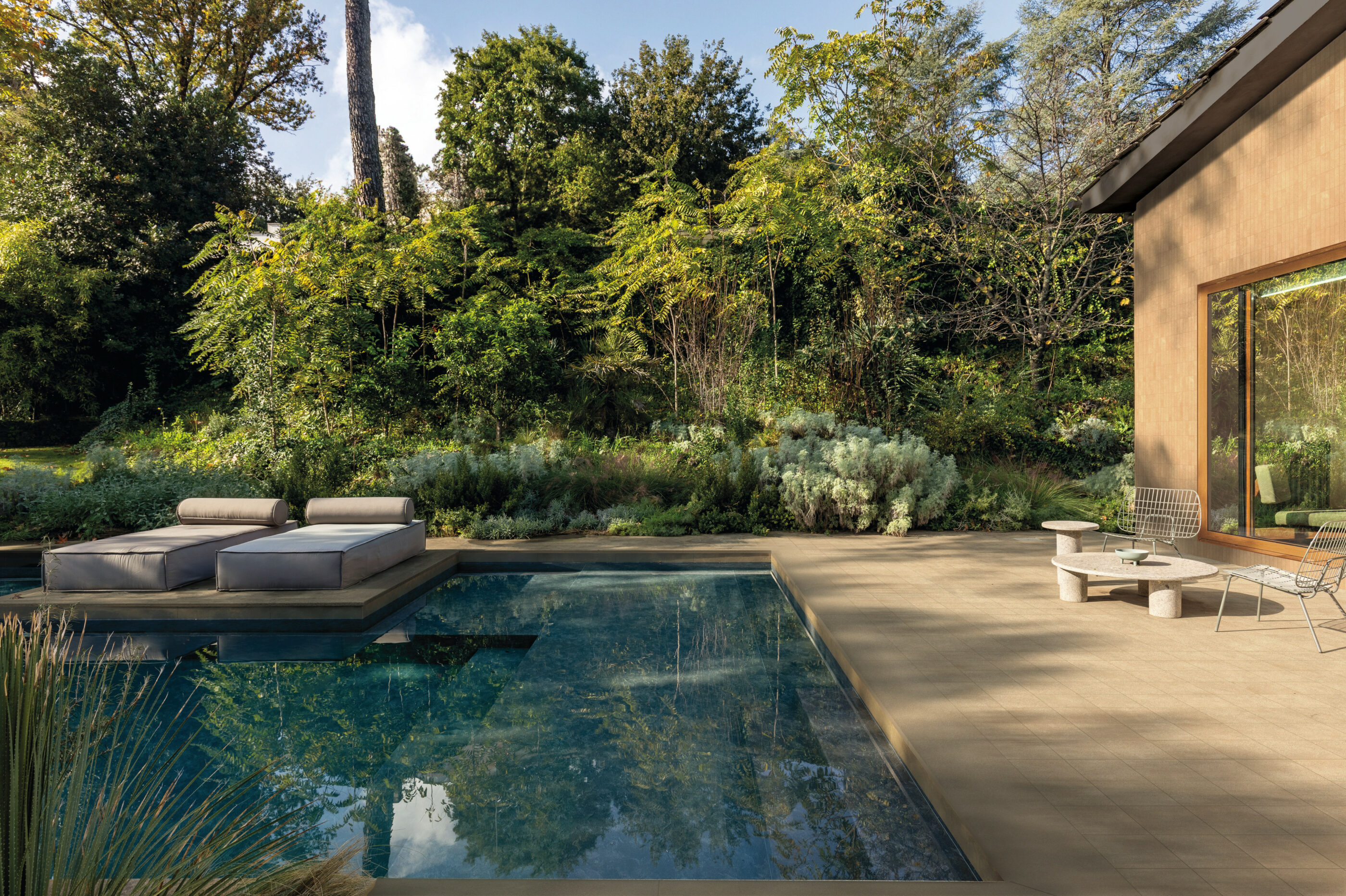 Florim_Collection_SensiTerre_Naturale Sabbia 120x120_grana sabbia 20x20_Gradino 33x120_listello rosato