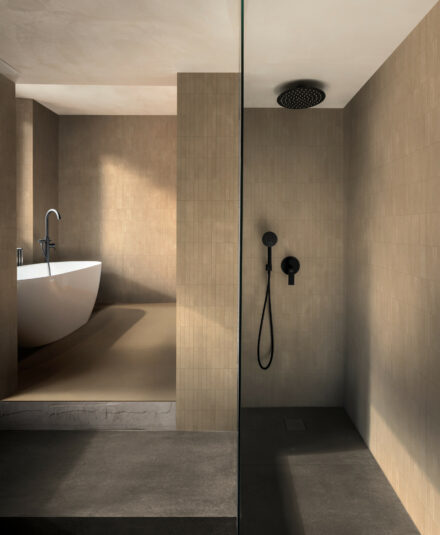 Florim_Collection_SensiTerre_Naturale sabbia 60x120_listello carbone_Naturale carbone 120x120 2