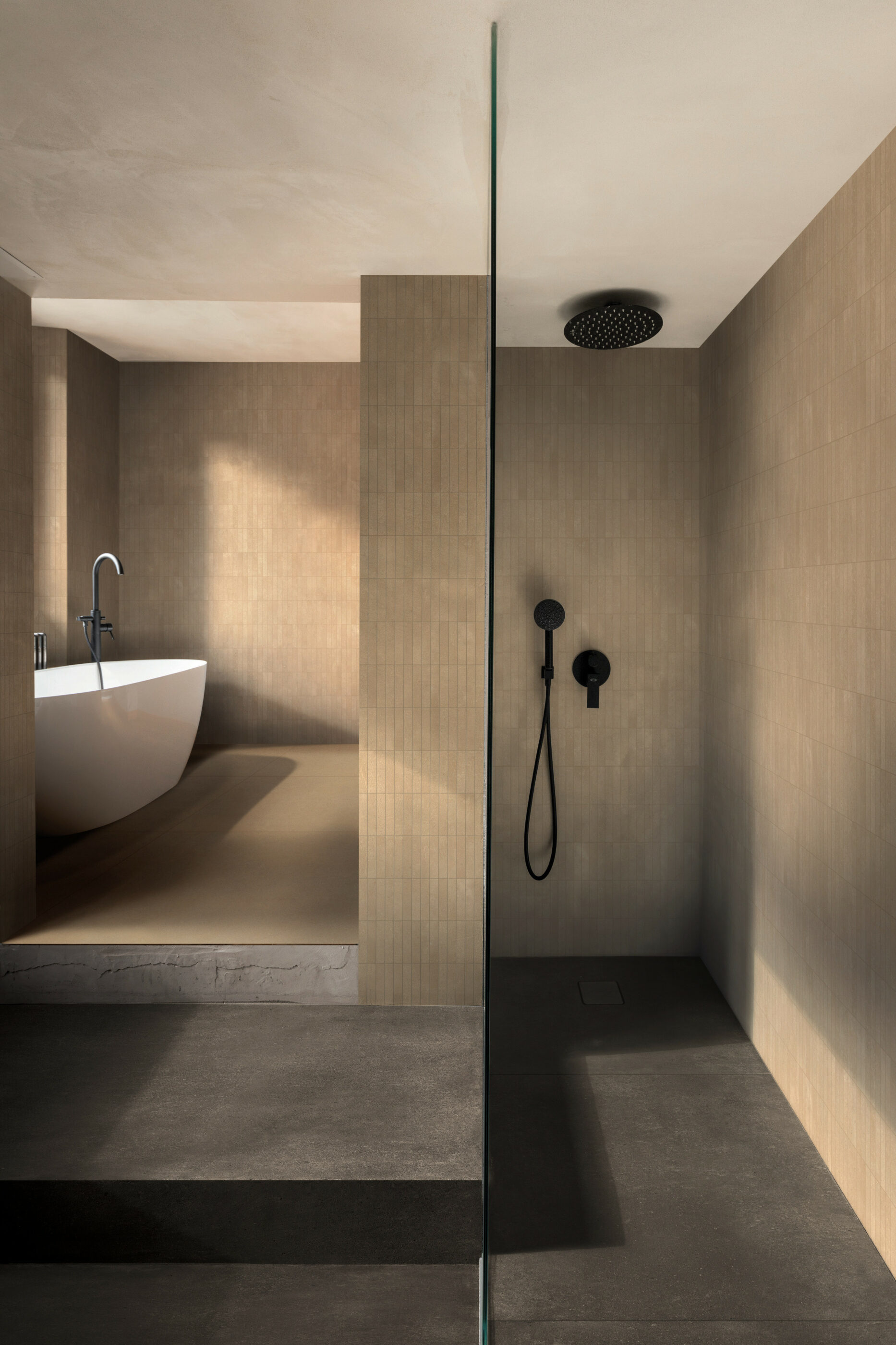 Florim_Collection_SensiTerre_Naturale sabbia 60x120_listello carbone_Naturale carbone 120x120 2