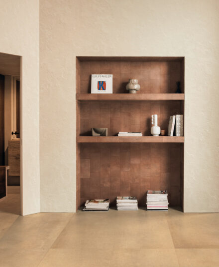 Florim_Collection_SensiTerre_naturale rosato 120x120_Naturale amaranto 15x30_listello naturale carbone_3