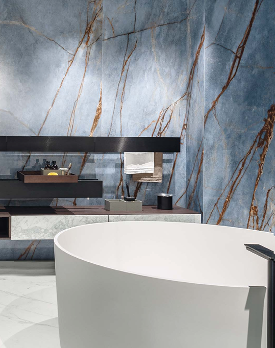 Héritage Luxe - Revêtement sol et mur en grès cérame, couleur Héritage Azure, disponible chez Hydropolis.