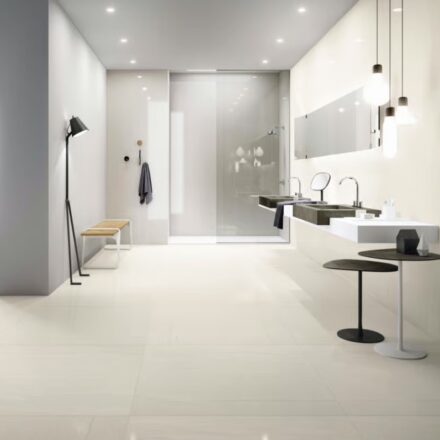 Revêtement 100×100 cm « MEGAWHITE » par Fiandre – grès‑cérame effet pierre, format XXL pour sol & mur. Disponible chez Hydropolis.