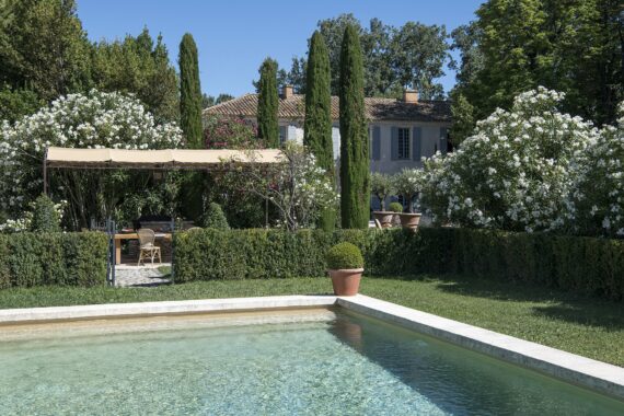 Au Mas d'Anez, les jardins offrent des espaces de détente et de sérénité