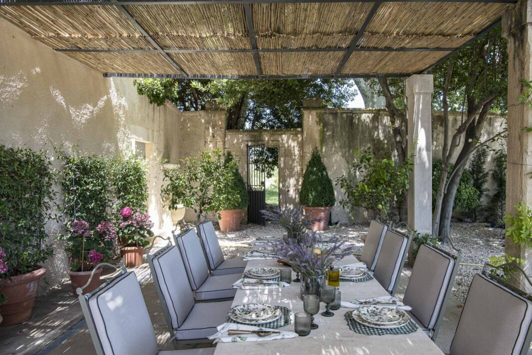 Au Mas d'Anez, les jardins offrent des espaces de détente et de sérénité