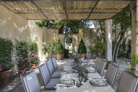 Au Mas d'Anez, les jardins offrent des espaces de détente et de sérénité