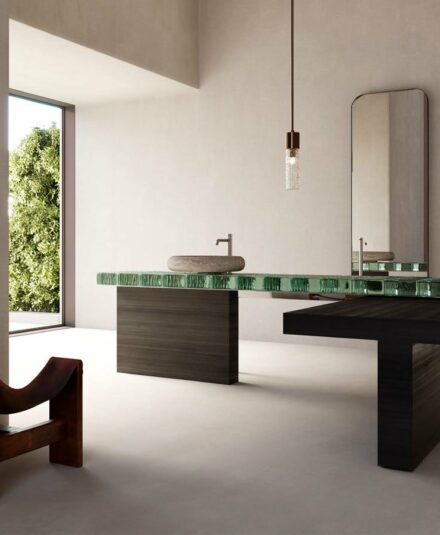OPUS s’intègre dans les intérieurs contemporains comme un mobilier d’art, entre fonctionnalité et poésie. Chez Hydropolis