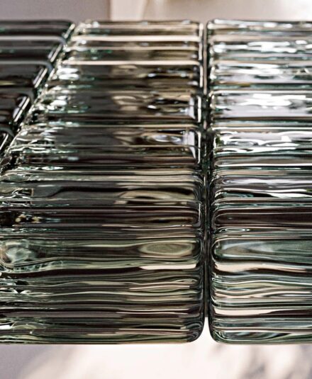 OPUS : Bloc de verre plein. Chaque élément est unique : moulé artisanalement, poli et résiné pour capter et refléter la lumière.