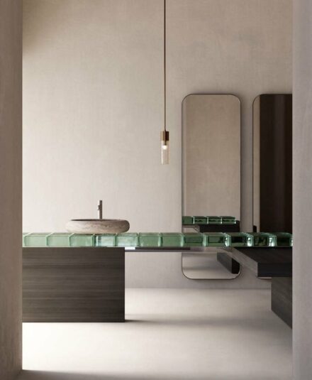 Minimalisme sculptural et matériaux nobles : une nouvelle approche de l’espace bain par Falper. Chez Hydropolis