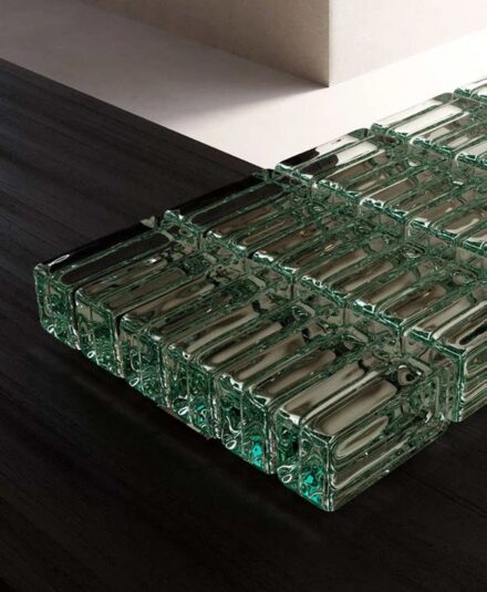 Chaque brique est façonnée à la main dans un moule artisanal, puis résinée avec minutie, créant un jeu de transparences et de reflets. Chez Hydropolis