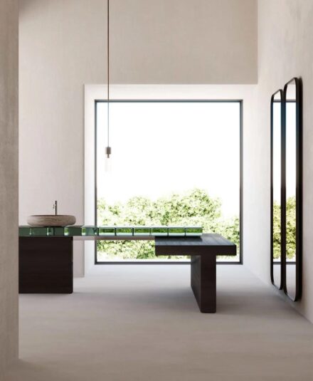 OPUS : Un plan en lévitation, composé de briques de verre façonnées à la main. Lumière, transparence et équilibre parfait. Chez Hydropolis