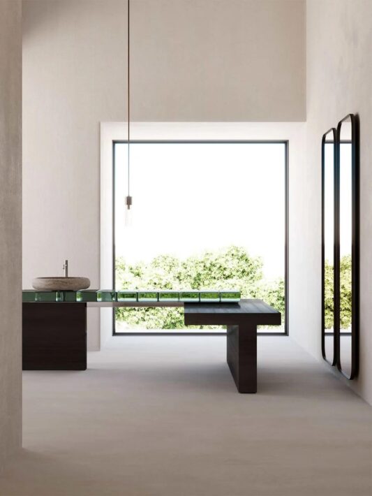 OPUS : Un plan en lévitation, composé de briques de verre façonnées à la main. Lumière, transparence et équilibre parfait. Chez Hydropolis