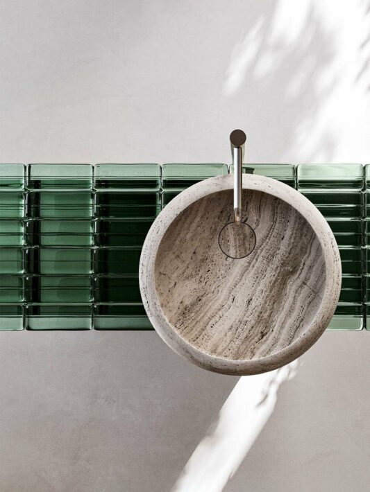 Sculptée comme une œuvre d’art, la vasque Eclisse en marbre incarne la pureté et la précision du geste artisanal. Chez Hydropolis