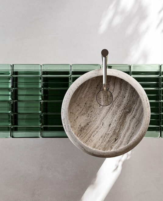 Sculptée comme une œuvre d’art, la vasque Eclisse en marbre incarne la pureté et la précision du geste artisanal. Chez Hydropolis