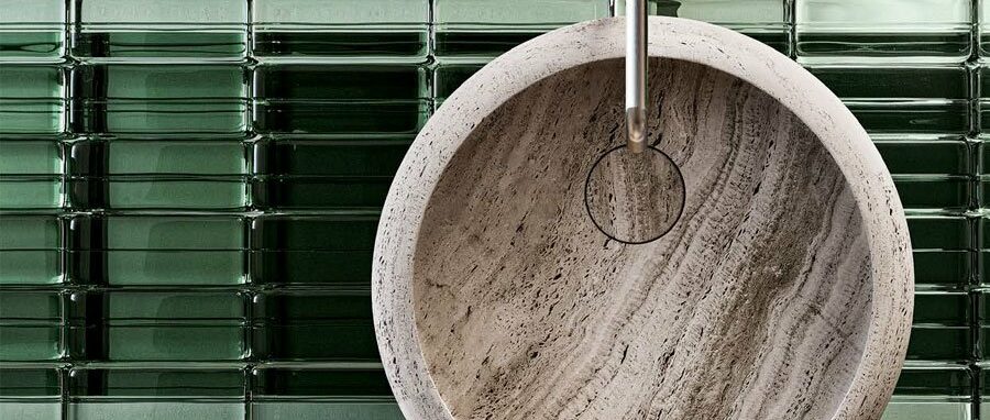 Sculptée comme une œuvre d’art, la vasque Eclisse en marbre incarne la pureté et la précision du geste artisanal. Chez Hydropolis