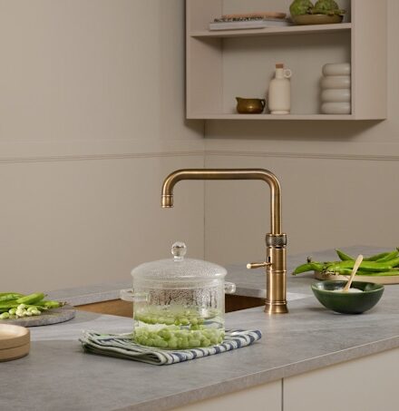 Le Classic Fusion de chez Quooker, associe un style classique et intemporel à la technologie moderne Quooker. Il fournit eau bouillante, chaude et froide depuis un seul robinet, et eau fraîche filtrée et pétillante avec le CUBE. Idéal pour les cuisines traditionnelles recherchant le confort moderne. Disponible chez Hydropolis