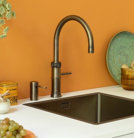 Le Classic Fusion de chez Quooker, associe un style classique et intemporel à la technologie moderne Quooker. Il fournit eau bouillante, chaude et froide depuis un seul robinet, et eau fraîche filtrée et pétillante avec le CUBE. Idéal pour les cuisines traditionnelles recherchant le confort moderne. Disponible chez Hydropolis