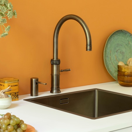 Le Classic Fusion de chez Quooker, associe un style classique et intemporel à la technologie moderne Quooker. Il fournit eau bouillante, chaude et froide depuis un seul robinet, et eau fraîche filtrée et pétillante avec le CUBE. Idéal pour les cuisines traditionnelles recherchant le confort moderne. Disponible chez Hydropolis