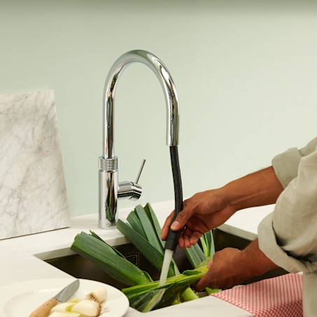Le robinet Flex de chez Quooker, distribue de l’eau bouillante, de l’eau chaude et de l’eau froide à partir d’un seul et même robinet, il dispose d’une douchette pour atteindre tous les recoins de l’évier. Vous pouvez également disposer d’eau filtrée, fraîche, plate et pétillante lorsqu’il est combiné au CUBE. Ce robinet au design moderne et arrondi est disponible chez Hydropolis dans 5 finitions avec un bec rond ou droit.Le robinet Flex de chez Quooker, distribue de l’eau bouillante, de l’eau chaude et de l’eau froide à partir d’un seul et même robinet, il dispose d’une douchette pour atteindre tous les recoins de l’évier. Vous pouvez également disposer d’eau filtrée, fraîche, plate et pétillante lorsqu’il est combiné au CUBE. Ce robinet au design moderne et arrondi est disponible chez Hydropolis dans 5 finitions avec un bec rond ou droit.