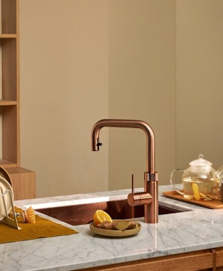 Le robinet Flex de chez Quooker, distribue de l’eau bouillante, de l’eau chaude et de l’eau froide à partir d’un seul et même robinet, il dispose d’une douchette pour atteindre tous les recoins de l’évier. Vous pouvez également disposer d’eau filtrée, fraîche, plate et pétillante lorsqu’il est combiné au CUBE. Ce robinet au design moderne et arrondi est disponible chez Hydropolis, dans 5 finitions avec un bec rond ou droit.