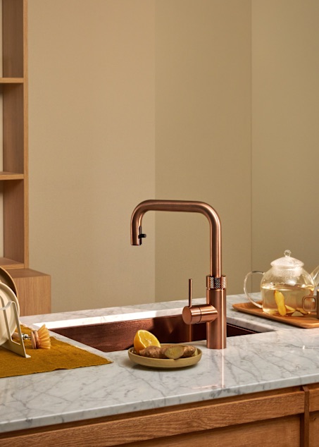 Le robinet Flex de chez Quooker, distribue de l’eau bouillante, de l’eau chaude et de l’eau froide à partir d’un seul et même robinet, il dispose d’une douchette pour atteindre tous les recoins de l’évier. Vous pouvez également disposer d’eau filtrée, fraîche, plate et pétillante lorsqu’il est combiné au CUBE. Ce robinet au design moderne et arrondi est disponible chez Hydropolis, dans 5 finitions avec un bec rond ou droit.