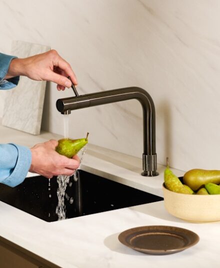 Le robinet Front de chez Quooker, fournit de l’eau bouillante, de l’eau froide et de l’eau chaude, le tout à partir d’un seul et même robinet, et dispose d’un levier pour l’eau chaude et l’eau froide à l’avant du robinet. Vous pouvez également disposer d’eau filtrée, fraîche, plate et pétillante lorsqu’il est combiné au CUBE. Ce robinet est disponible chez Hydropolis dans 4 finitions.