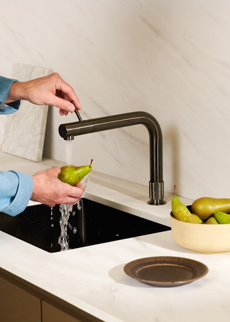 Le robinet Front de chez Quooker, fournit de l’eau bouillante, de l’eau froide et de l’eau chaude, le tout à partir d’un seul et même robinet, et dispose d’un levier pour l’eau chaude et l’eau froide à l’avant du robinet. Vous pouvez également disposer d’eau filtrée, fraîche, plate et pétillante lorsqu’il est combiné au CUBE. Ce robinet est disponible chez Hydropolis dans 4 finitions.