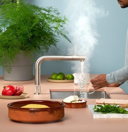 Le robinet Front de chez Quooker, fournit de l’eau bouillante, de l’eau froide et de l’eau chaude, le tout à partir d’un seul et même robinet, et dispose d’un levier pour l’eau chaude et l’eau froide à l’avant du robinet. Vous pouvez également disposer d’eau filtrée, fraîche, plate et pétillante lorsqu’il est combiné au CUBE. Ce robinet est disponible chez Hydropolis dans 4 finitions.