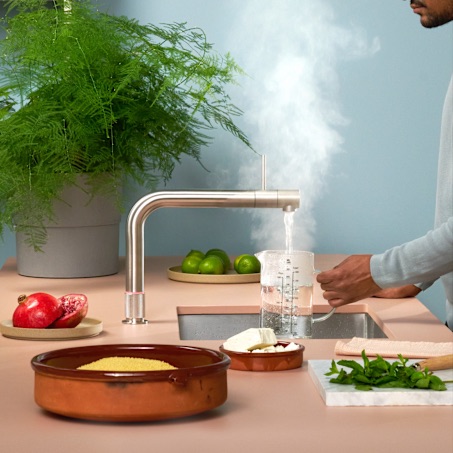 Le robinet Front de chez Quooker, fournit de l’eau bouillante, de l’eau froide et de l’eau chaude, le tout à partir d’un seul et même robinet, et dispose d’un levier pour l’eau chaude et l’eau froide à l’avant du robinet. Vous pouvez également disposer d’eau filtrée, fraîche, plate et pétillante lorsqu’il est combiné au CUBE. Ce robinet est disponible chez Hydropolis dans 4 finitions.
